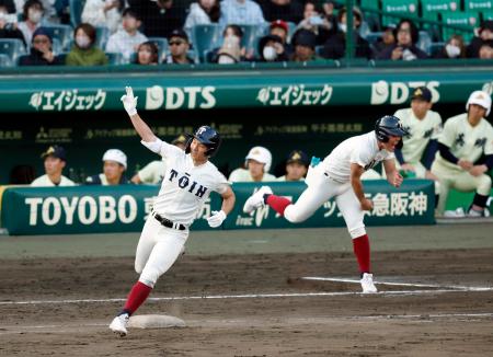 英明―大阪桐蔭　６回裏大阪桐蔭無死、本塁打を放ち二塁へ向かう谷渕＝甲子園