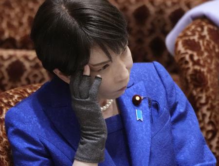 参院予算委の集中審議で質問を聞く高市早苗首相=25日