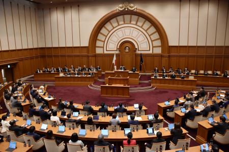 国保逃れに関与した市議２人への辞職勧告決議を採決する大阪市議会＝２７日午後