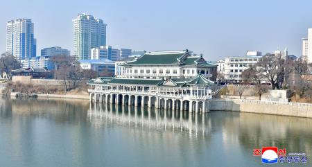 平壌中心部を流れる大同江沿いの犬肉料理専門店。２６日に完工式が開かれた（朝鮮通信＝共同）