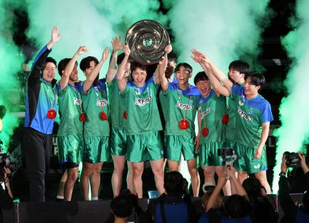 　表彰式で優勝を喜ぶ東京の選手たち＝代々木第二体育館