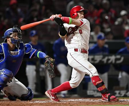 １０回広島２死一、二塁、勝田が右翼線にプロ初安打となるサヨナラ打を放つ。捕手石伊＝マツダ