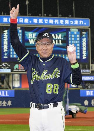 ＤｅＮＡとの開幕戦で監督としての初勝利を挙げ、ウイニングボールを手にポーズをとるヤクルト・池山監督＝横浜