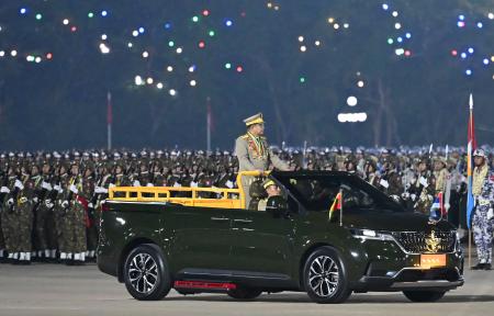 27日、ミャンマーの首都ネピドーで開かれた国軍記念日の式典に出席したミンアウンフライン国軍総司令官(中央)(共同)