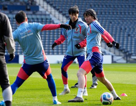 　スコットランド戦に向け最終調整する三笘（中央）ら＝グラスゴー（共同）