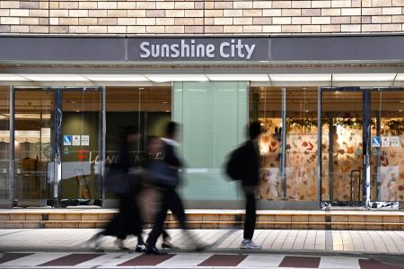 女性が刺殺された商業施設「サンシャインシティ」の出入り口付近=27日午前、東京・池袋