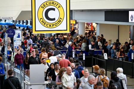 　保安検査を待つ行列で大混雑するボルティモア・ワシントン国際空港＝２７日、ボルティモア（ロイター＝共同）