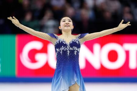 　女子フリーの演技を終え、あいさつする千葉百音＝プラハ（共同）