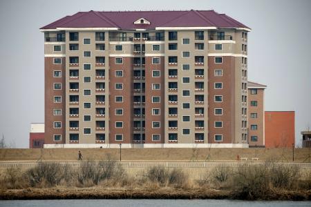 北朝鮮北西部の新義州周辺に建てられた高層の建物＝２４日、中国遼寧省丹東から撮影（共同）