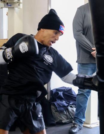 練習を公開したＷＢＡ、ＷＢＯライトフライ級２団体統一王者のレネ・サンティアゴ＝２８日、東京都新宿区