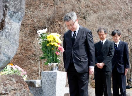 　御嶽山噴火災害の慰霊碑と山頂に向かって黙とうする気象庁の野村竜一長官（手前）＝２８日午後、長野県王滝村