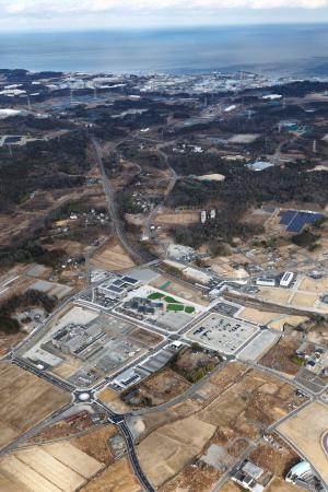 福島県大熊町のJR大野駅周辺。奥は東京電力福島第1原発=2月