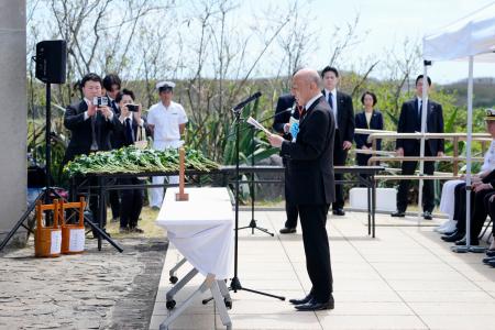 硫黄島の天山慰霊碑前で開かれた日本側の慰霊式で、追悼の言葉を述べる硫黄島協会の寺本鉄朗会長＝２８日午前、東京都小笠原村