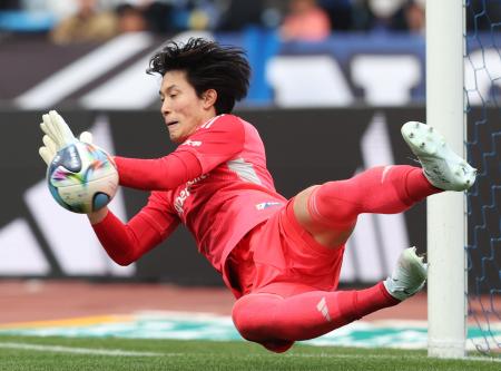 町田―川崎　ＰＫ戦で川崎４人目のキックを止める町田・ＧＫ谷＝Ｇスタ