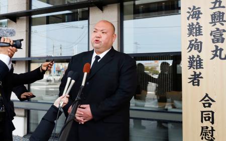 慰霊祭後、取材に応じる秋山貴志社長＝２８日午後、青森県八戸市