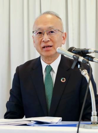 記者会見する名古屋銀行の藤原一朗頭取＝２８日午前、名古屋市