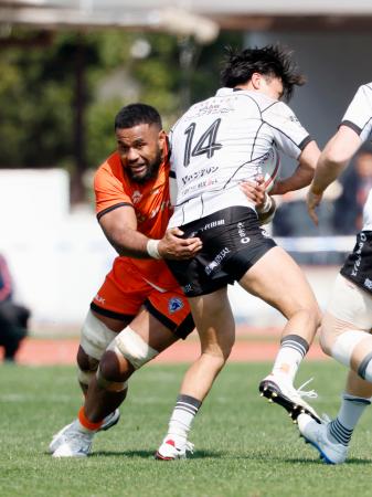 東京ベイ―ＢＬ東京　後半、突進を阻む東京ベイのマキシ＝スピアーズえどりくフィールド