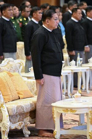 ２８日、ミャンマーの首都ネピドーで開かれた追悼式で黙とうする軍事政権トップのミンアウンフライン国軍総司令官（共同）