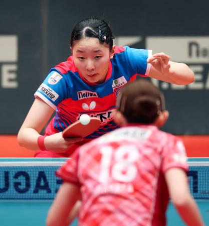 日本生命―神奈川　第２試合のシングルスでプレーする神奈川の張本美和＝代々木第二体育館