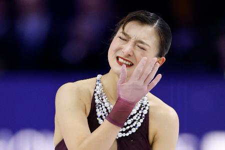 現役最後の演技を終え、涙する坂本花織＝プラハ（共同）
