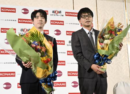 　第５１期棋王戦コナミグループ杯第５局前夜祭で、花束を手にする藤井聡太棋王（左）と増田康宏八段＝２８日午後、鳥取市