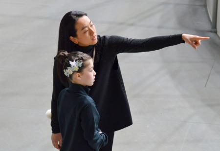 試合会場で生徒を指導する浅田真央さん＝２８日、東京辰巳アイスアリーナ