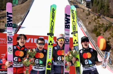 Ｗ杯ジャンプ男子団体最終第３戦で２位に入った日本のメンバー。左から中村直幹、内藤智文、小林陵侑、二階堂蓮＝プラニツァ（ロイター＝共同）