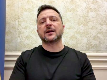 ２８日、オンラインで記者会見するウクライナのゼレンスキー大統領（共同）