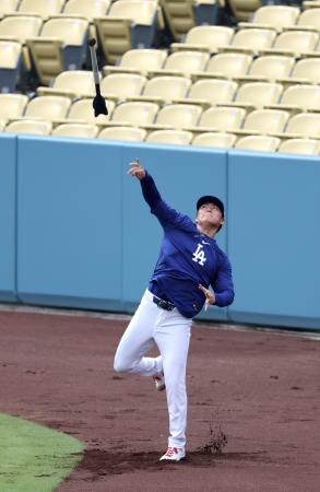 　試合前に調整するドジャース・山本＝ロサンゼルス（共同）
