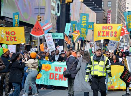「NO KINGS(王はいらない)」をスローガンに行進するデモ隊=28日、米ニューヨーク(共同)