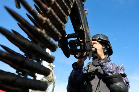 ２７日、イランとの連帯を示す集会で、機関銃を操作するフーシ派の警察官＝イエメン首都サヌア（ロイター＝共同）