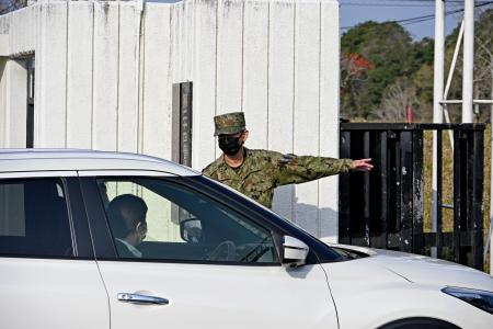 　家宅捜索のため陸上自衛隊えびの駐屯地に入る捜査車両＝２９日午前、宮崎県えびの市