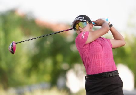 第３ラウンド、通算１６アンダーで３位の岩井千怜＝ワールウインドＧＣ（共同）