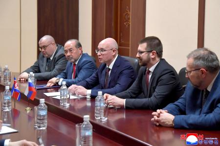 北朝鮮の朝鮮中央通信と報道部門で協力することに合意し、調印式に参加するロシア・タス通信のアンドレイ・コンドラショフ社長（中央）＝２８日、平壌（朝鮮通信＝共同）