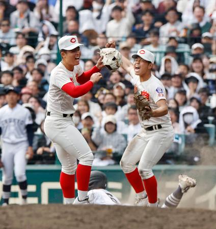 　中京大中京戦で完投し、逢坂（右）と喜ぶ智弁学園・杉本＝甲子園