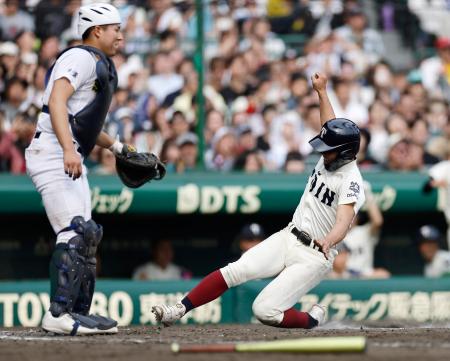 専大松戸―大阪桐蔭　８回裏大阪桐蔭１死三塁、岡安の二ゴロで藤田が決勝の生還。捕手吉岡＝甲子園