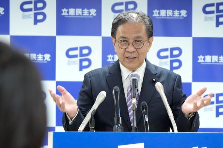 立憲民主党の党大会後、記者会見する水岡代表＝２９日午後、東京・永田町の党本部