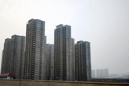 未完成の巨大マンション群＝２３日、中国河南省鄭州市（共同）