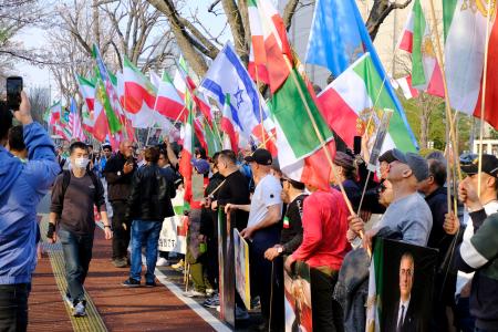 東京・霞が関の外務省前に集まった日本在住のイラン人ら＝２９日午後