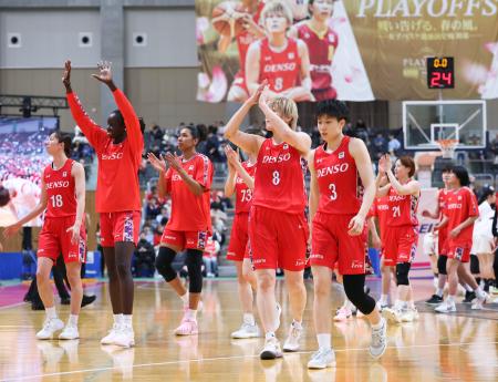 準決勝第２戦で富士通に勝利し、歓声に応えるデンソーの選手たち＝豊田市総合体育館