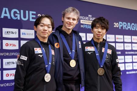 　メダリスト記者会見で撮影に応じる（左から）２位の鍵山優真、優勝のイリア・マリニン、３位の佐藤駿＝プラハ（共同）