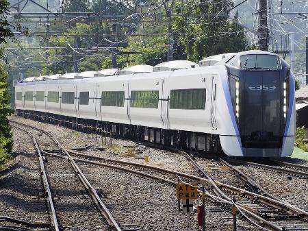　ＪＲ東日本の中央線特急で使用されているＥ３５３系＝２０１８年、山梨県北杜市