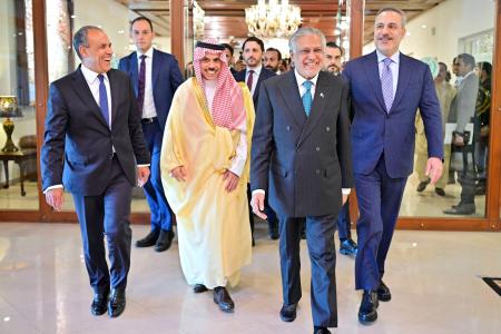 協議に臨む（手前左から）エジプト、サウジアラビア、パキスタン、トルコの各外相＝２９日、イスラマバード（パキスタン外務省提供・共同）