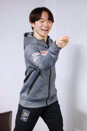 銀メダル獲得から一夜明け、取材に応じる鍵山優真＝２９日、プラハ（共同）