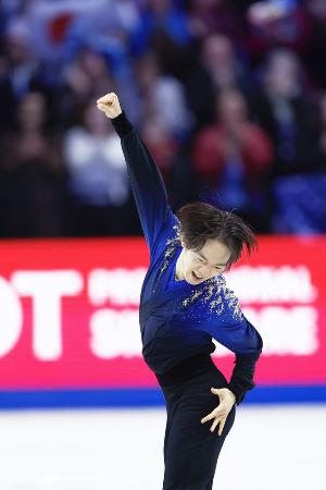 男子フリーの演技を終え、ガッツポーズする鍵山優真=28日、プラハ