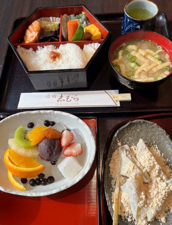 　「志むら」の九十九餅（右下）や六角弁当、あんみつ＝東京都豊島区