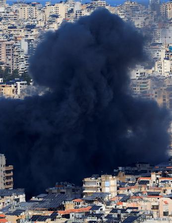 ９日、レバノン・ベイルート郊外で、イスラエル軍の攻撃後に立ち上った煙（ロイター＝共同）