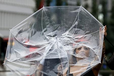 強風にあおられた傘