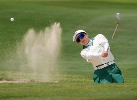 最終ラウンド、２番でバンカーショットを放つ勝みなみ。通算２３アンダーで３位＝ワールウインドＧＣ（共同）