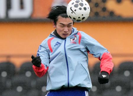 イングランド戦に向け調整する上田=ロンドン(共同)